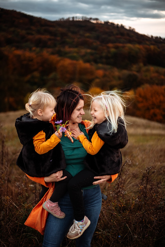rok 2023 ve fotkách, rodinné focení nový jičín máma a dcery na kopcích, podzim