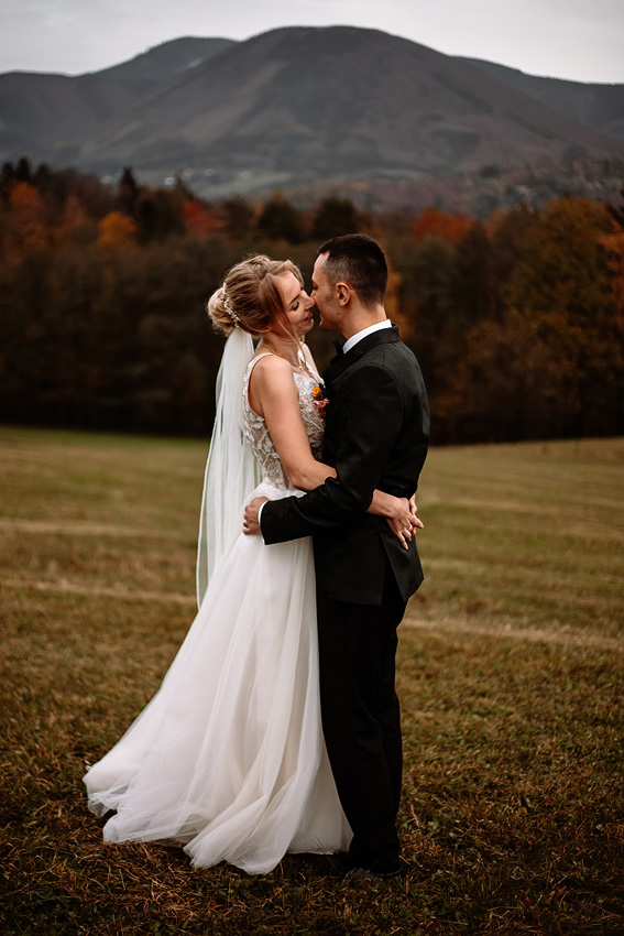 rok 2023 ve fotkách, svatební a rodinný fotograf, svatba na horách nevěsta ženich