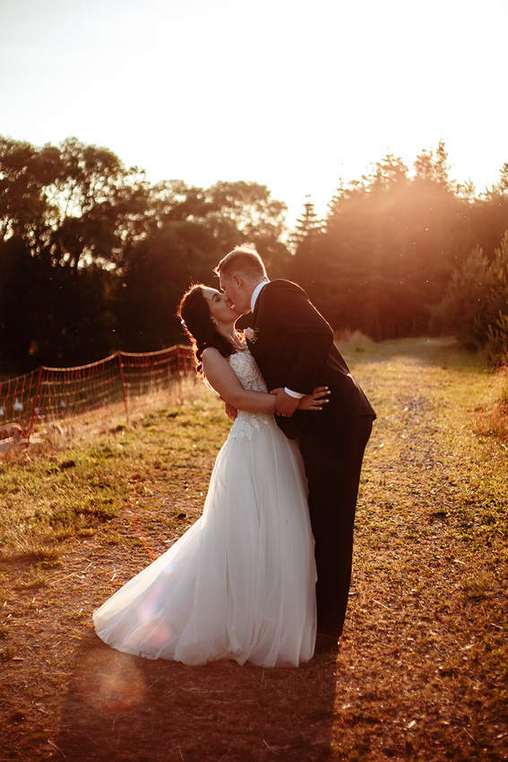 rok 2023 ve fotkách, svatební a rodinný fotograf, svatba farma bohuslavice vysočina nevěsta ženich západ slunce