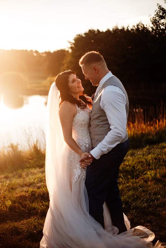 rok 2023 ve fotkách, svatební a rodinný fotograf, svatební focení nevěsta ženich západ slunce golfové hřiště