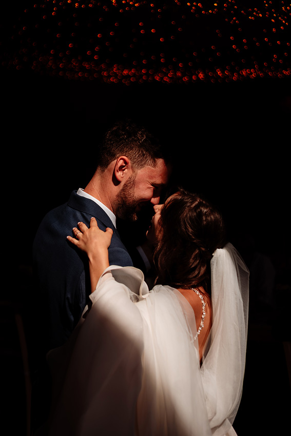 rok 2023 ve fotkách, svatební a rodinný fotograf, svatba jižní čechy kolence nevěsta ženich tanec světýlka