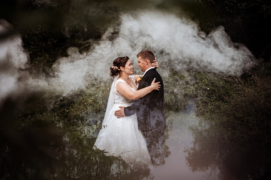 párové svatební fotky rybník kounice