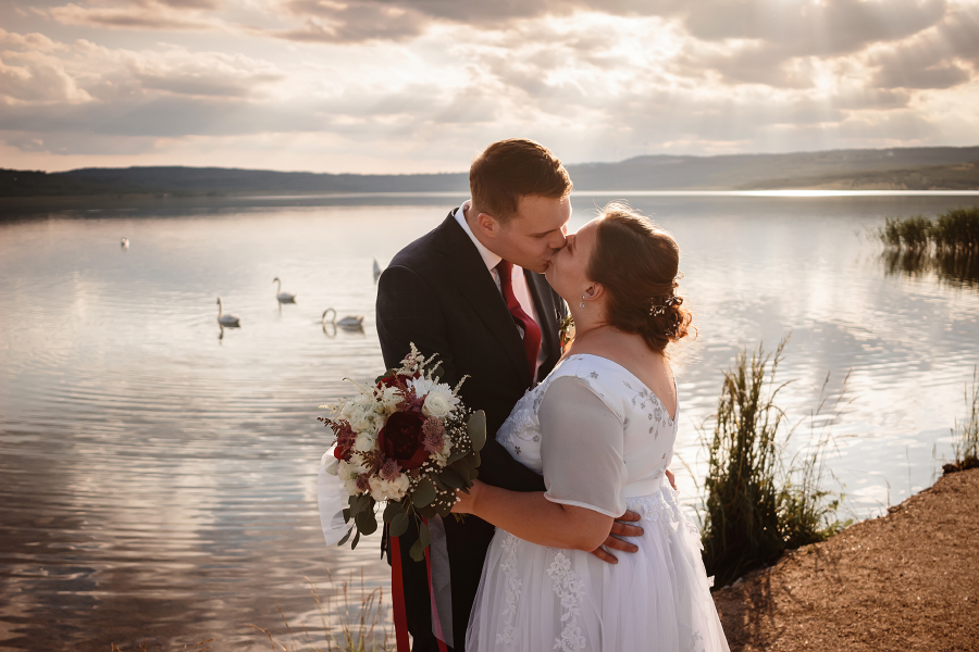 západ slunce svatba medard jezero sokolov labutě