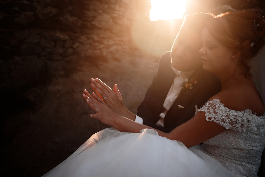 svatební foto zřícenina brníčko západ slunce snubní prsteny