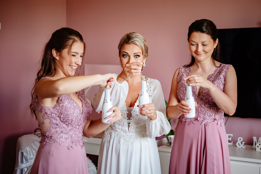svatební foto vlkoš přerov přípravy nevěsty šampus